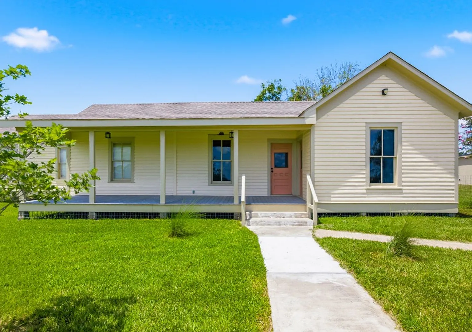 Historic Farmhouse set on 1.2 Acres! — Photo 1