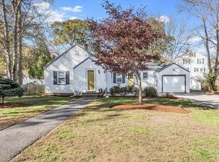 4 Cedarwood Rd, Lynnfield, MA 01940