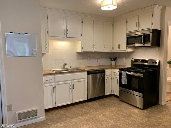 5th image of 19 Burlington Ct #1910