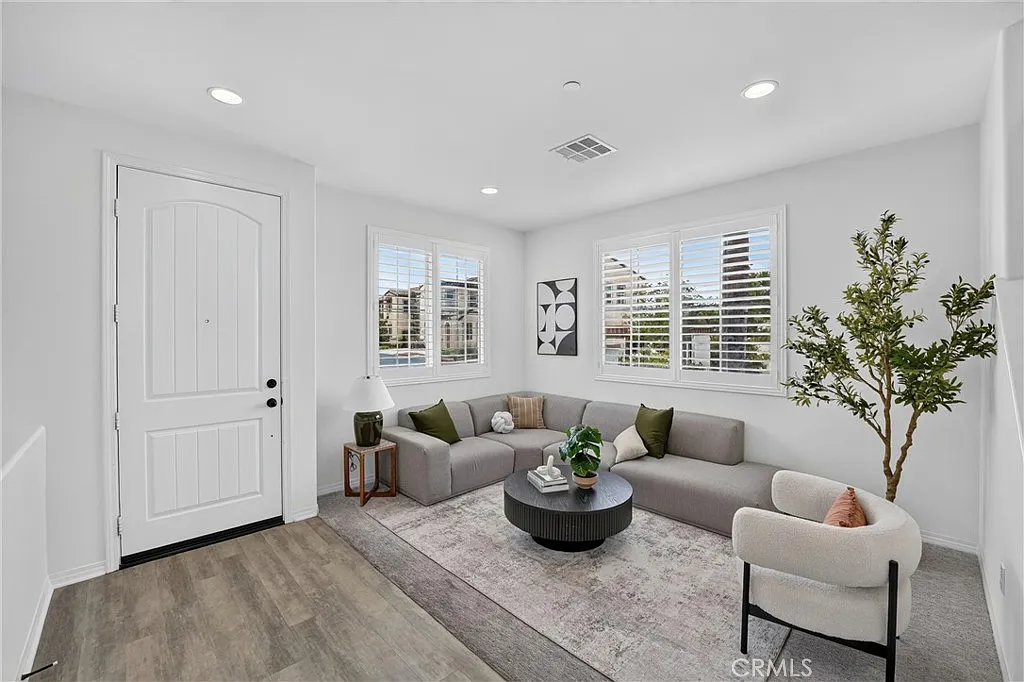 3 bed, 2.5 bath, 2135 sqft, $4,700 — Photo 4