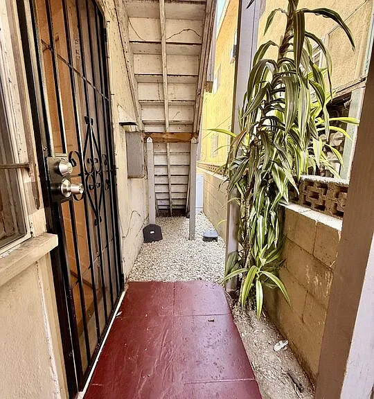 936 S Berendo St — Photo 12