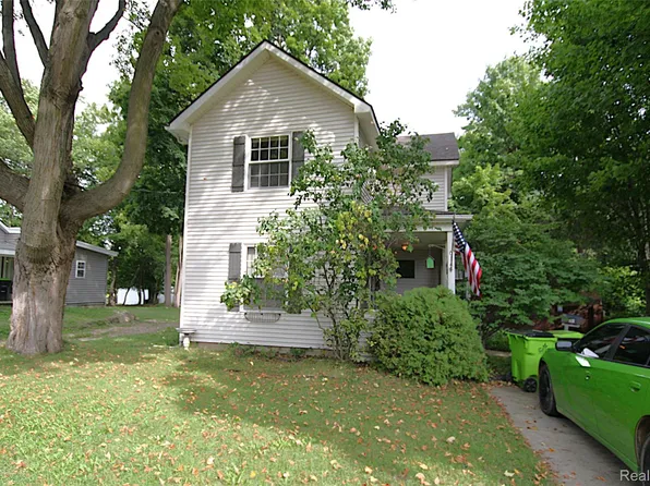 614 Hickory St, Fenton, MI 48430
