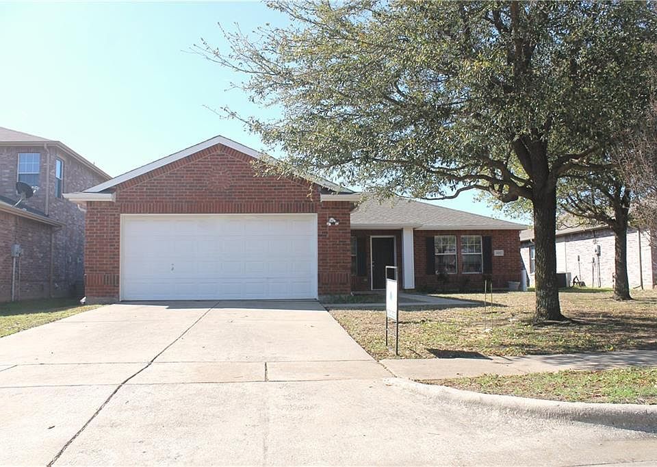 1st image of 4402 Carriage Lane Cir