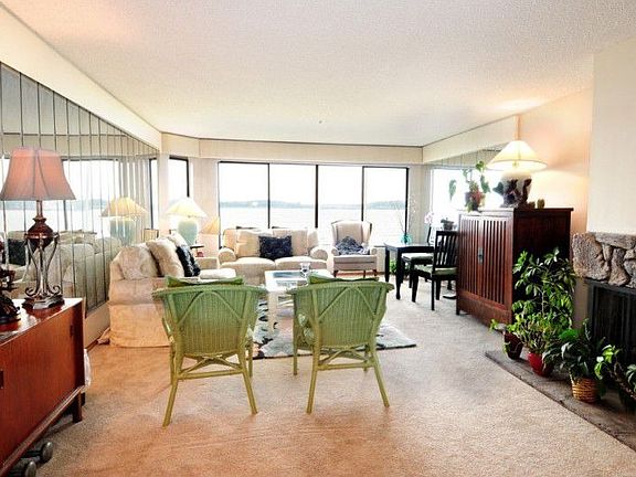1,020 sq. ft. of open living space for an unusually large 1 bdrm unit.