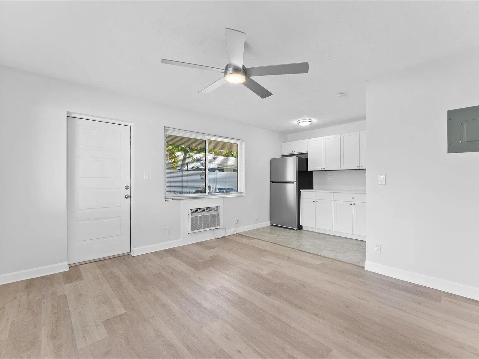 1632 NE 4th Pl — Photo 3