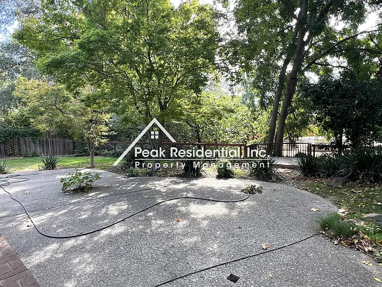 4552 Briarwood Dr — Photo 25