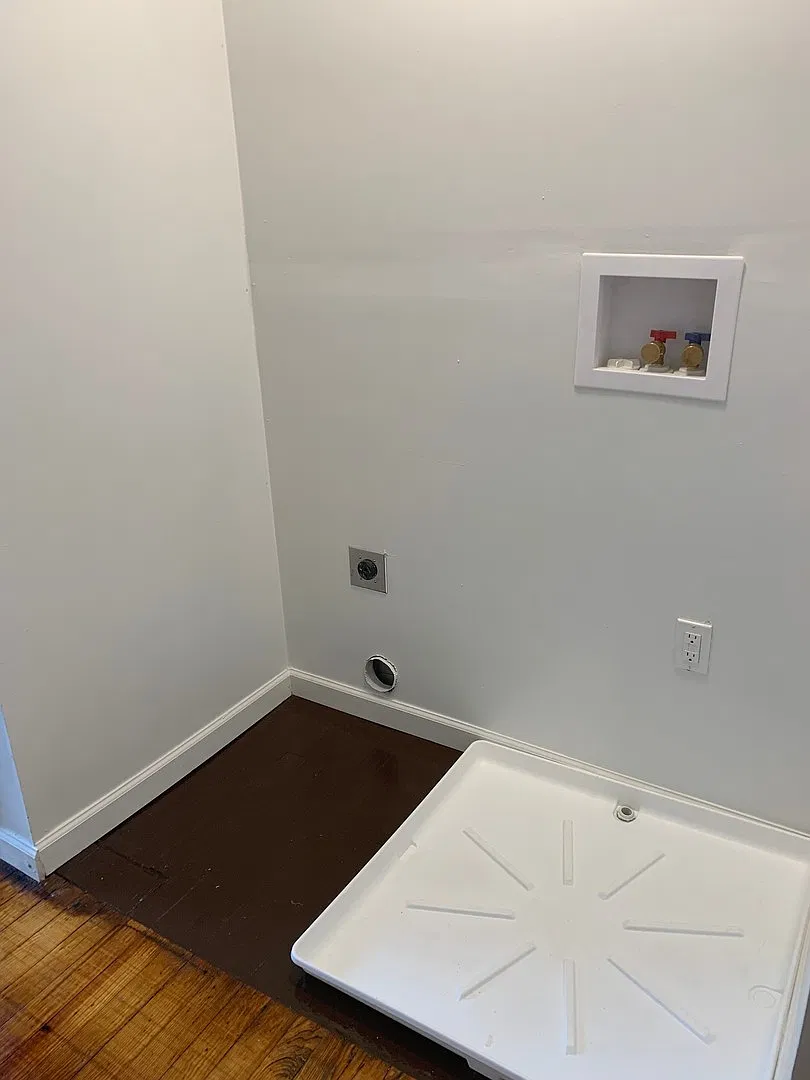 Available Now! Downtown York-Spacious 2 Bedroom/1 Bath, Laundry — Photo 3