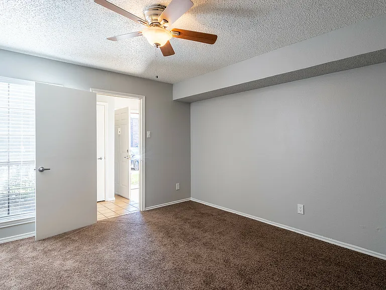 La Prada Place Apartments — Photo 15