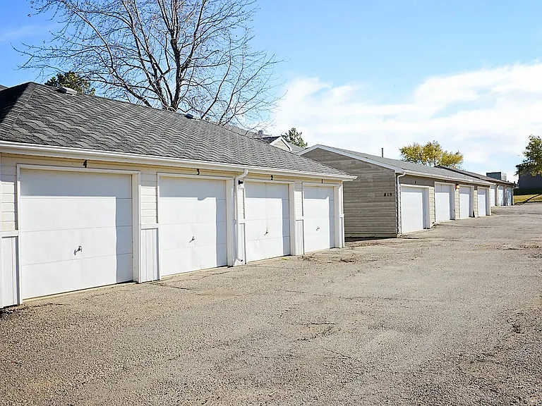 Williamsburg Apartments - Attached Double Garage! — Photo 15
