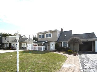 32 Needle Ln, Levittown, NY 11756