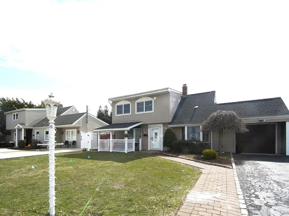 32 Needle Ln, Levittown, NY 11756