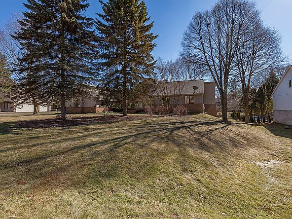 5th image of 5871 Seville Cir