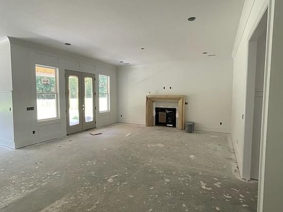 5th image of 910 Wall Ave
