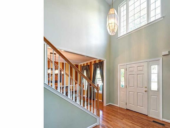 4th image of 301 Woods Edge Ln