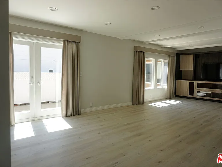 221 N Bowling Green Way — Photo 3