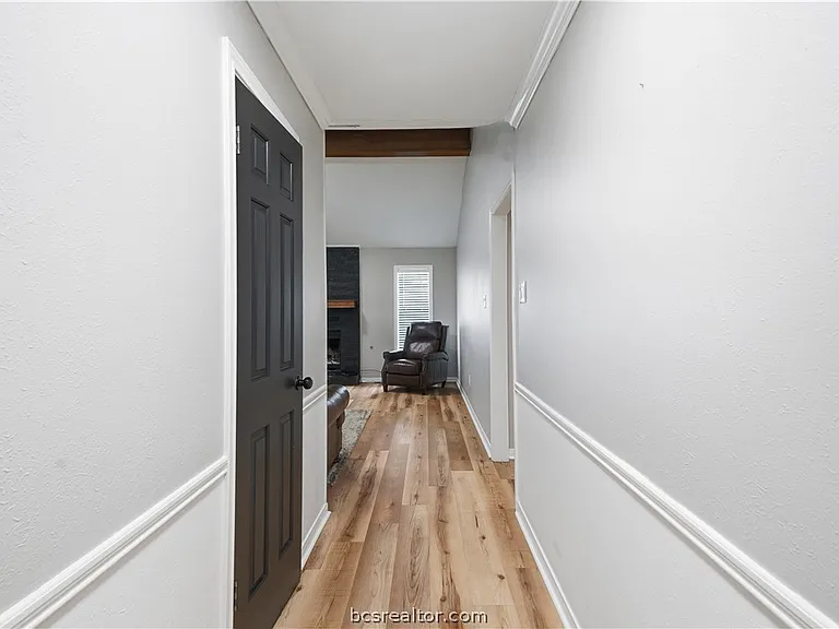 507 Lansing Ct — Photo 3