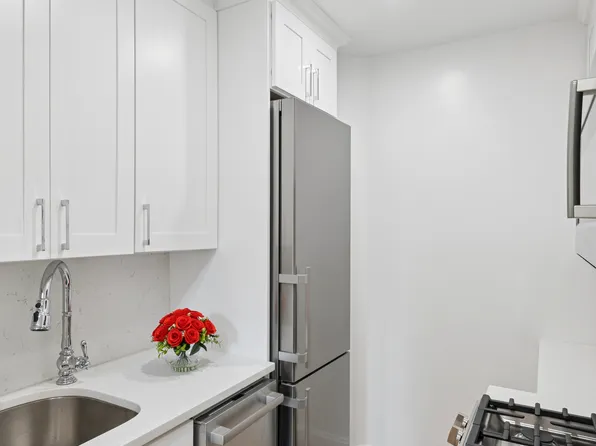 30 Bogardus Place image 2 of 11