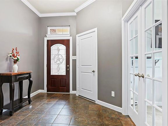 Cheery entry to greet you and your guests.