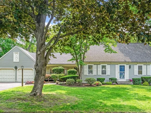 5 Vialls Dr, Barrington, RI 02806