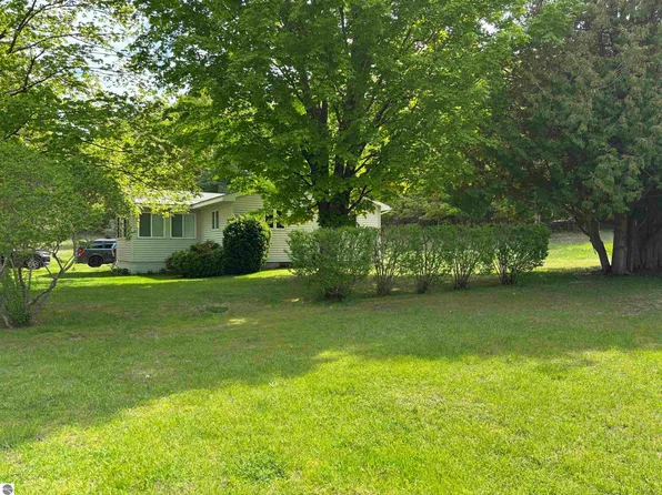 9364 N Manitou Trl, Northport, MI 49670