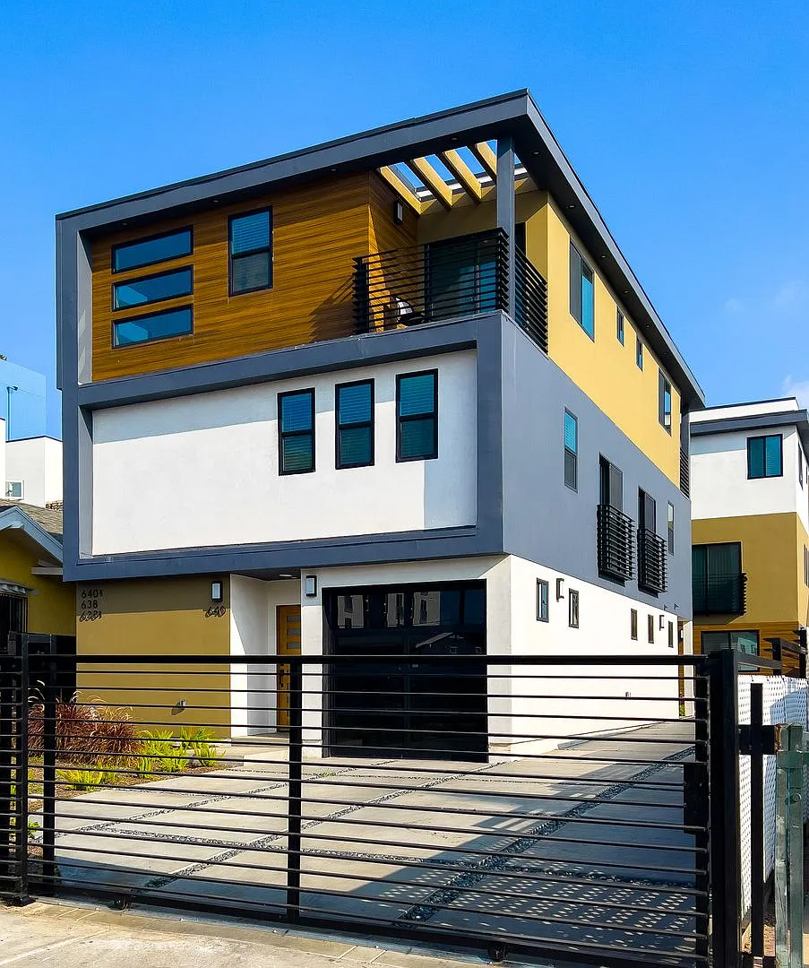 Top-Of-The-Line 4 Bed/4 Bath Townhomes With Parking! — Photo 1