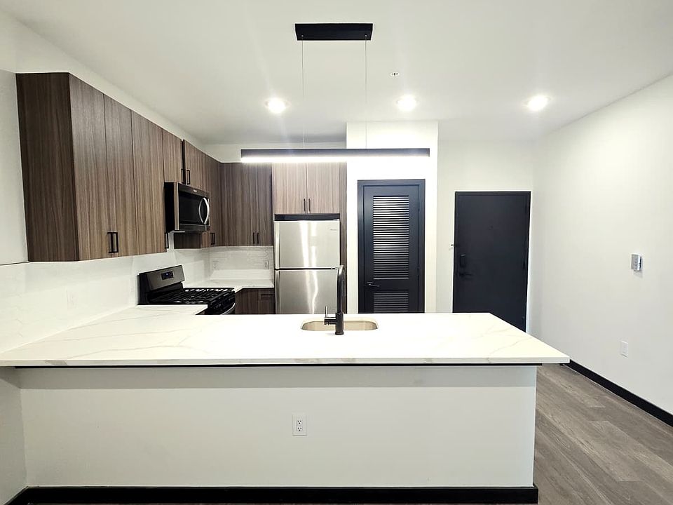 1st image of 136 Mallory Ave #2A