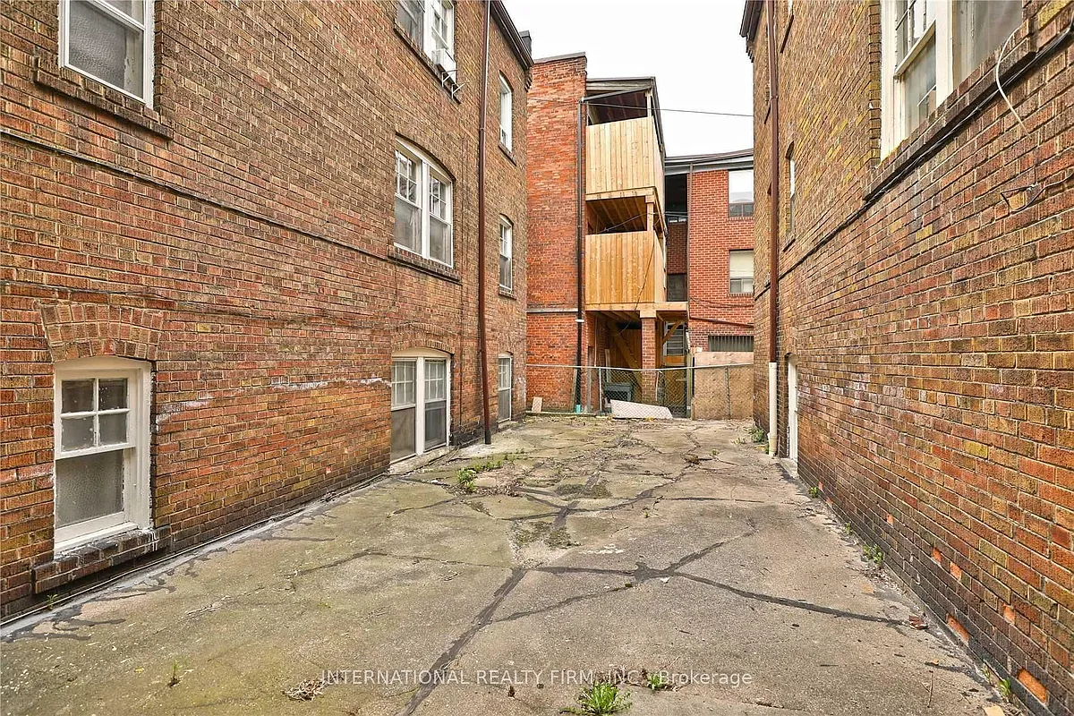 Building Photo - 1094 College St #2