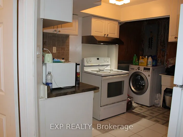 134 Sandown Ave #BASEMENT — Photo 3