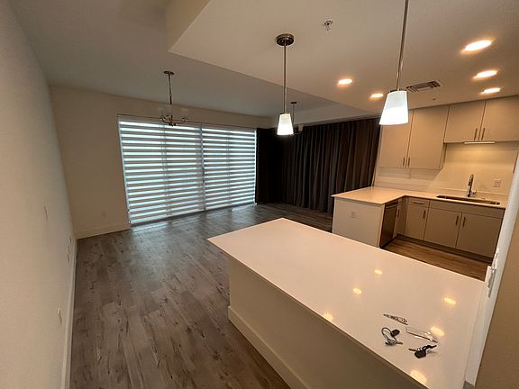 5th image of 1703 N Tamiami Trl #303