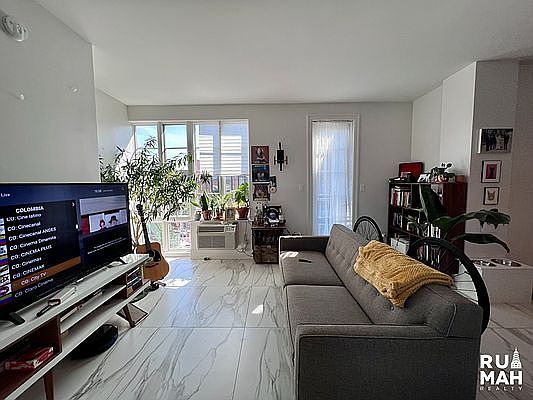 3rd image of 797 Willoughby Ave #5C