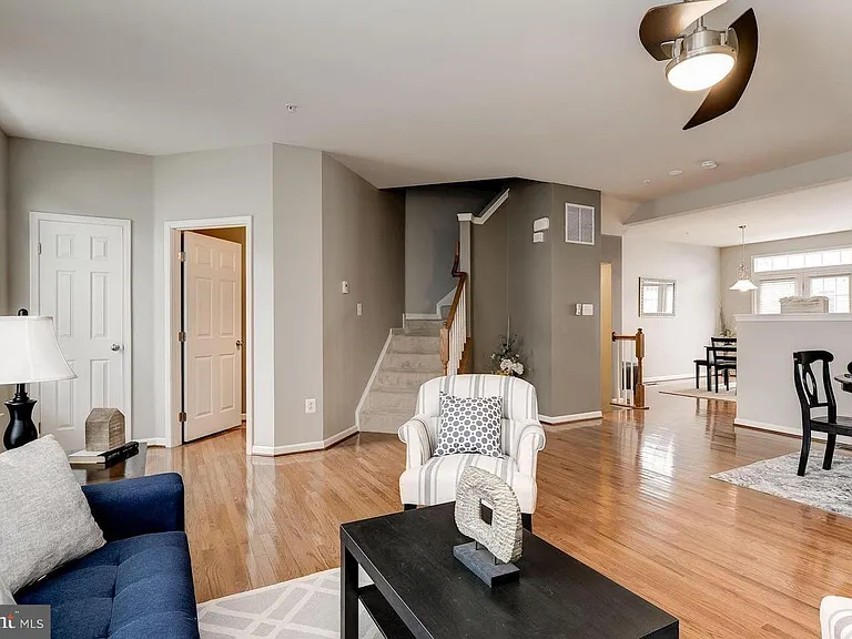 1739 Theale Way — Photo 3