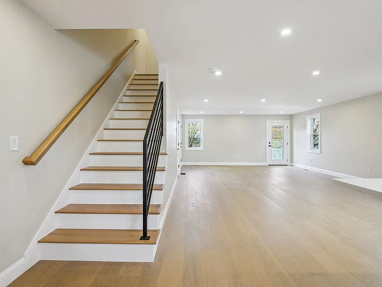 110 Stowe St — Photo 2