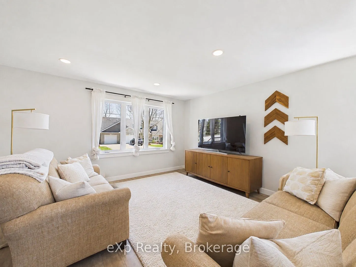 966 Charles St — Photo 3