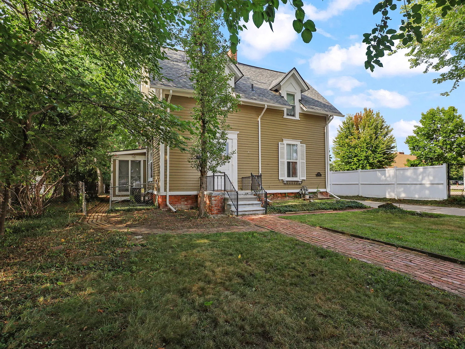 22526 Garrison St — Photo 2