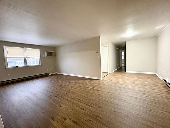 4th image of 702 E Willow St APT 202