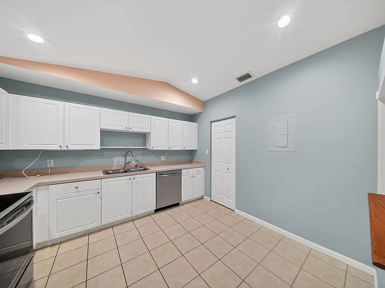 1567 Pheasant Walk #B — Photo 6