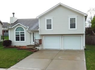 204 Hampton Dr, Smithville, MO 64089