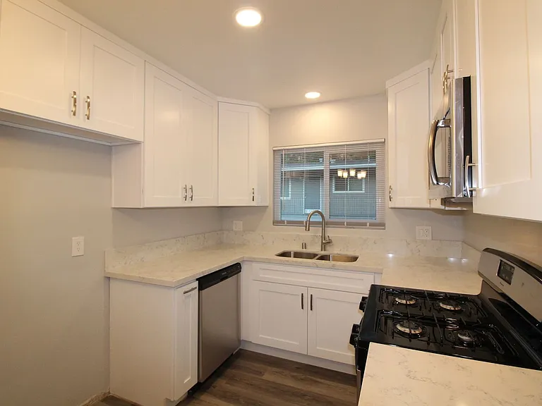 FOOTHILL VILLAGE — Photo 94