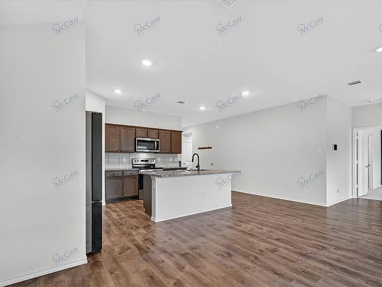 800 Windmill St — Photo 4