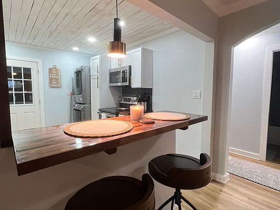 4th image of 2833 Carson Ave