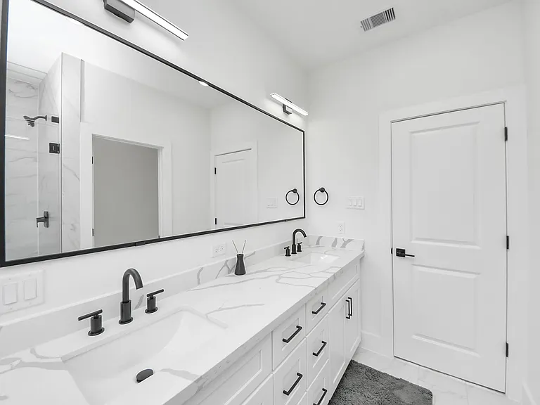 2424 Harrington St — Photo 11