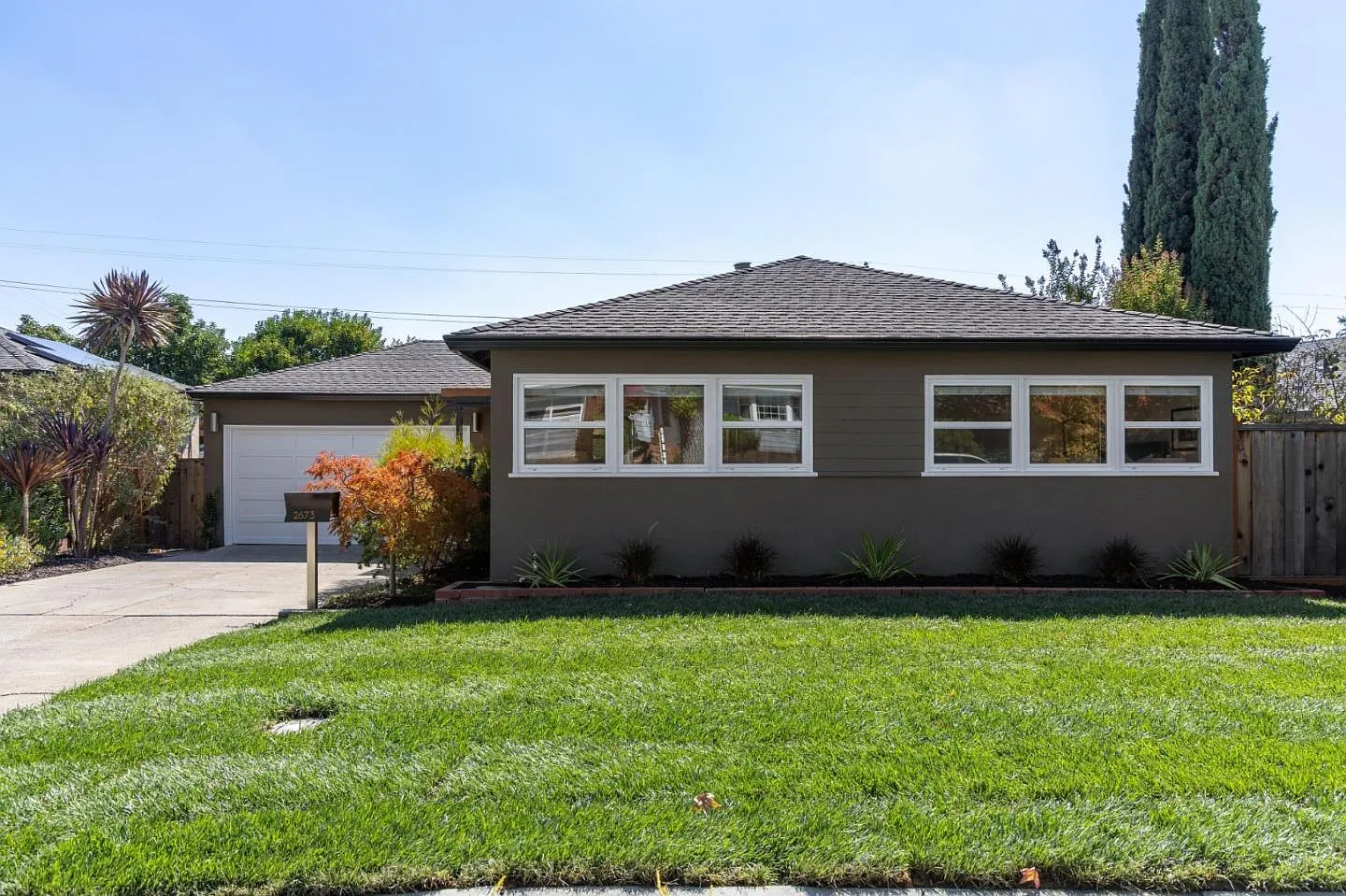 2673 Hastings Ave photo 1