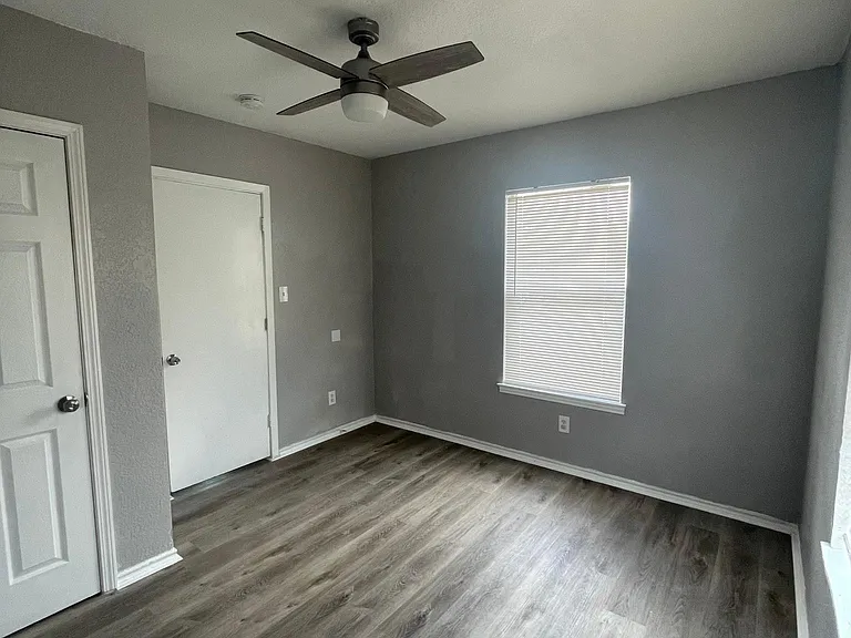 1074 Poinsettia — Photo 3