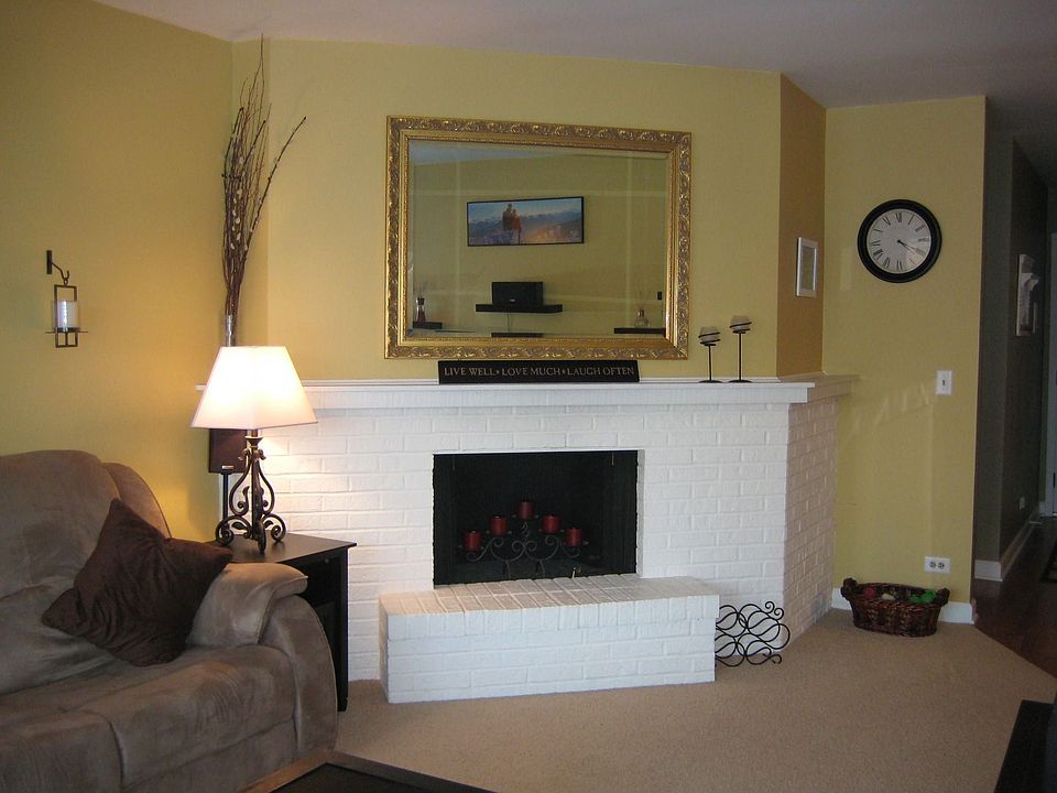 Living Room with fireplace