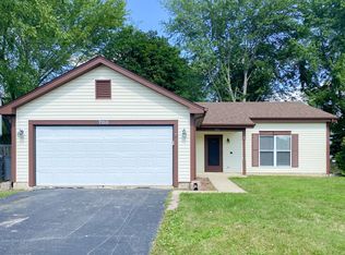 700 Red Coach Ln, Algonquin, IL 60102