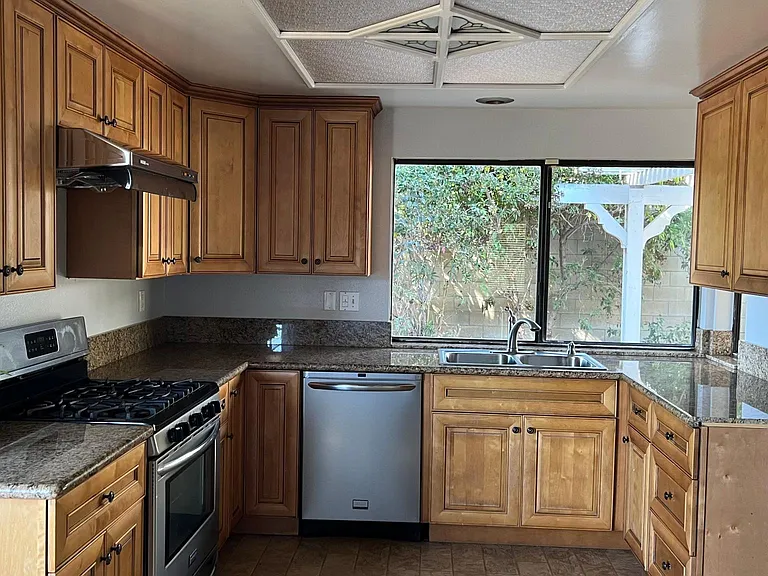 2910 S Bon View Ave — Photo 3