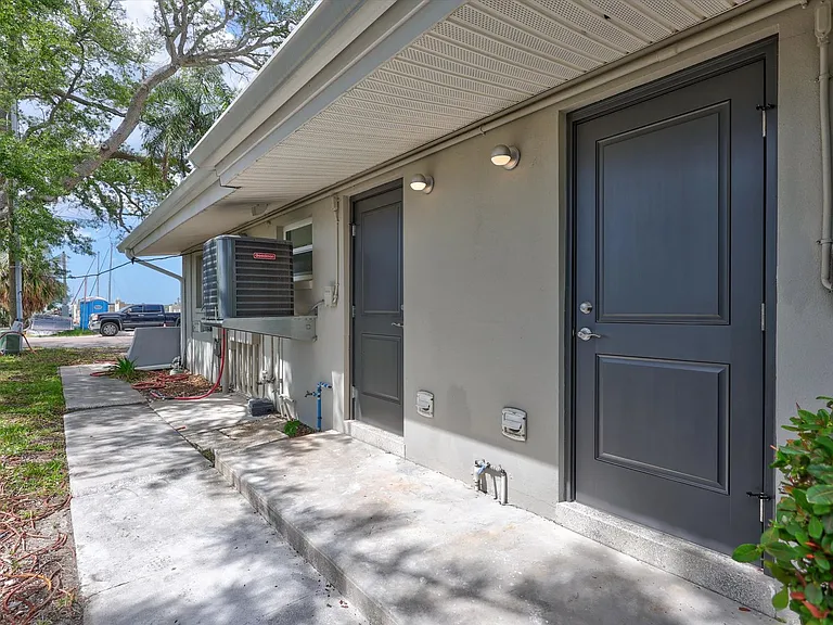 325 Capri Blvd — Photo 17