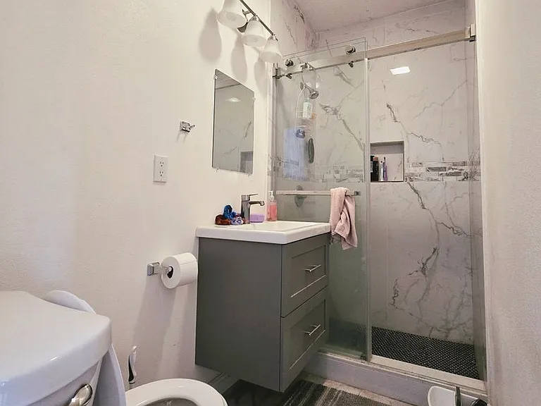 1475 W 28th St — Photo 5