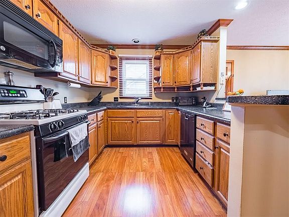 3rd image of 7550 Huddleston Dr W