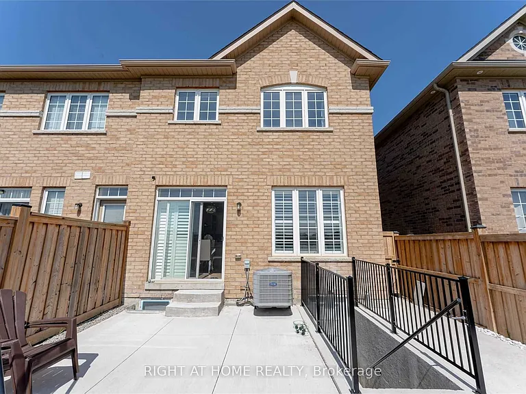 41 Dufay Rd — Photo 1
